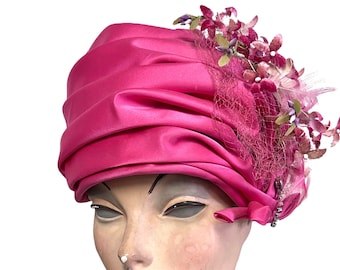 Vintage Hot Pink Satin Semi-Cloche Hut mit Blumen - 1960s - Church Garden Party M