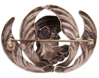 アールヌーボー様式の女性のブローチ: シルバーメッキのルプセ像ピン