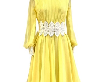 Vestido de cóctel vintage de gasa de los años 60: remolino amarillo vaporoso, ribete de encaje, talla 6
