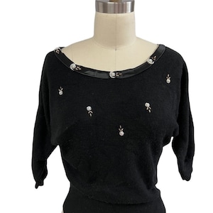 Svart 1950-tals ullbombshelltröja med pärl- och strassapplikationer vid halsringningen Storlek M/L