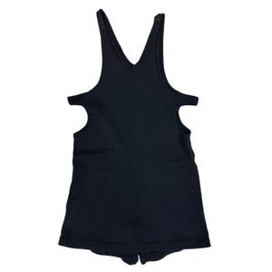 Könnte beinhalten: Ein schwarzer, ärmelloser Badeanzug mit einem Knopf oben.