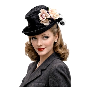 Könnte beinhalten: Ein schwarzer Hut mit gebogener Krempe, verziert mit rosa- und cremefarbenen Blumen und einem schwarzen Band. Der Hut ist Teil eines Outfits im Vintage-Stil, was auf ein Retro- oder klassisches Modethema hindeutet.