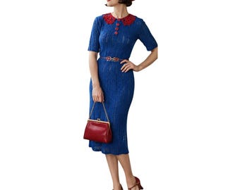 1930s Blaues Häkelarbeit Pullover Kleid Rote Bakelit Knöpfe Roter Spitzenkragen