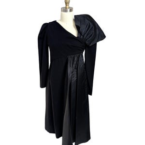 VTG 1960er Mollie Parnis Schwarzes Etuikleid Avantgarde Asymmetrische Schleife LBD sz2