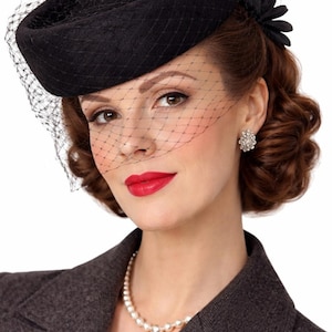 PRETTY 1940s\' BLACK FELT HAT WITH FUCHSIA FEATHER \