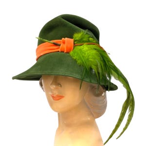 VTG-hoedje kerkgroen bontvilt oranje rand Fab veren winnaar MCM