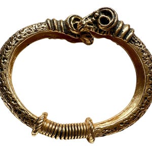 Vintage  Egyptian Revival Gold Tone Rams Head Bypass Spring Hinge Bangle Bracelet