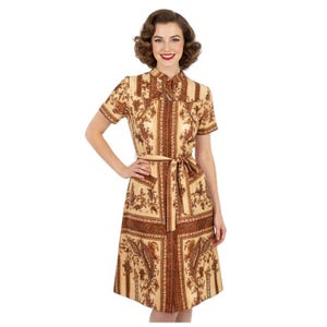 Puede incluir: Vestido beige y marrón estampado con mangas cortas, cuello camisero y cinturón a juego. El vestido presenta un diseño de cachemira y floral, con botones en la parte delantera y bolsillos. El vestido llega a la rodilla.