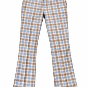 Könnte beinhalten: Hose mit blau-braun-grauem Karomuster. Die Hose hat einen ausgestellten Bein-Design und einen Knopfverschluss an der Taille. Die Hose hat zwei Vordertaschen.