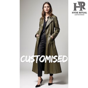 Pode incluir: Um trench coat de couro verde-oliva com design de abotoamento duplo. O casaco é longo, chegando aos tornozelos, e possui um cinto na cintura. A modelo usa calças pretas e saltos pretos. O texto "CUSTOMISED" está visível.