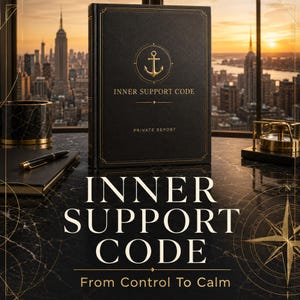 Puede incluir: Un libro de tapa dura negro titulado Inner Support Code Private Report con un emblema de ancla dorada en la portada. El libro está colocado sobre una superficie de mármol oscuro junto a un bolígrafo negro y una brújula dorada, con una ciudad de fondo.