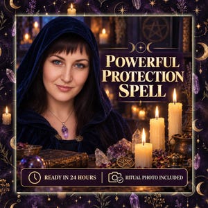 Könnte beinhalten: Eine Person in einem dunkelblauen Kapuzenumhang mit einer Kristallanhänger-Halskette. Das Bild enthält den Text POWERFUL PROTECTION SPELL, READY IN 24 HOURS und RITUAL PHOTO INCLUDED, neben brennenden Kerzen, Kristallen und einem Metall-Pentagramm.