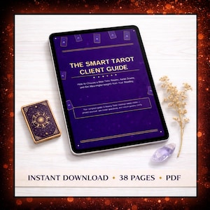 Può includere: Un tablet digitale mostra "THE SMART TAROT CLIENT GUIDE" su uno sfondo viola. La guida promette approfondimenti sulle letture dei tarocchi e come evitare truffe. Un mazzo di carte dei tarocchi e un cristallo sono accanto al tablet. Il testo "INSTANT DOWNLOAD • 38 PAGES • PDF" è in basso.
