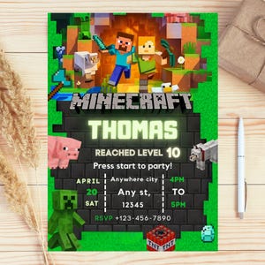 K&ouml;nnte beinhalten: Eine Einladung zur Minecraft-Party mit dem Namen "Thomas" in gro&szlig;en, leuchtend gr&uuml;nen Buchstaben. Die Einladung enth&auml;lt pixelige Grafiken von Charakteren und Elementen aus dem Spiel sowie Details zur Veranstaltung.