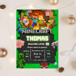 K&ouml;nnte beinhalten: Eine Einladung zum Thema Minecraft mit gr&uuml;nem Rand und pixeligem Design. Die Einladung enth&auml;lt den Namen "THOMAS" und Party-Details, einschlie&szlig;lich Datum, Uhrzeit und RSVP-Informationen. Der Hintergrund enth&auml;lt Minecraft-Charaktere und -Elemente.