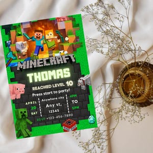 K&ouml;nnte beinhalten: Eine Einladung zum Thema Minecraft mit gr&uuml;nem Rand und pixeligen Grafiken. Die Einladung enth&auml;lt den Namen "THOMAS" und Party-Details, einschlie&szlig;lich Datum, Uhrzeit und RSVP-Informationen. Das Design umfasst Minecraft-Charaktere und -Elemente.