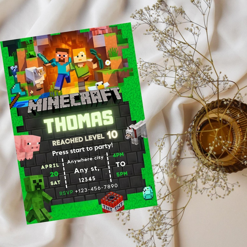 K&ouml;nnte beinhalten: Eine Einladung zum Thema Minecraft mit gr&uuml;nem Rand und pixeligen Grafiken. Die Einladung enth&auml;lt den Namen "THOMAS" und Party-Details, einschlie&szlig;lich Datum, Uhrzeit und RSVP-Informationen. Das Design umfasst Minecraft-Charaktere und -Elemente.
