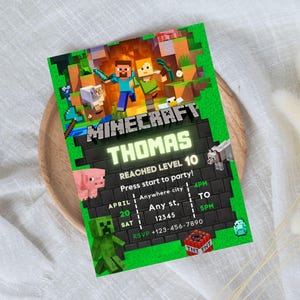 K&ouml;nnte beinhalten: Eine Einladung zum Thema Minecraft mit dem Namen "Thomas" und dem Text "Reached Level 10". Die Einladung zeigt pixelige Grafiken von Charakteren und Elementen aus dem Spiel, darunter Steve, Alex und ein Schwein. Die Einladung enth&auml;lt Party-Details.
