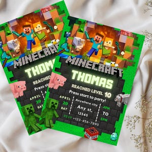 K&ouml;nnte beinhalten: Zwei Minecraft-Party-Einladungen. Jede Einladung zeigt den Namen "Thomas", pixelige Charaktere, ein Schwein und den Text "REACHED LEVEL 10". Die Einladungen sind gr&uuml;n und schwarz.