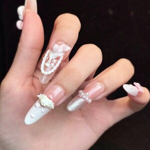 Witte parelkant pers op de nagels | Handgemaakte nepnagels in crèmekleurige 3D-stijl | Elegante herbruikbare bruidsnagelkunstset