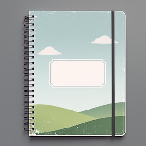 Puede incluir: Un cuaderno con espiral con un diseño de paisaje. La portada presenta un fondo azul cielo con nubes blancas y colinas verdes. Una banda elástica negra asegura el cuaderno. El cuaderno tiene una etiqueta en blanco.