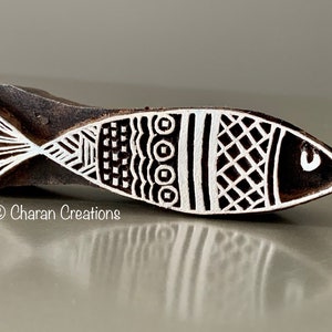 Könnte beinhalten: Ein Set aus drei Keramikbechern mit gesprenkelter, matter Oberfläche. Die Becher sind in Creme-, Hellbraun- und Dunkelbrauntönen gehalten. Jede Tasse hat ein schlichtes, minimalistisches Design.