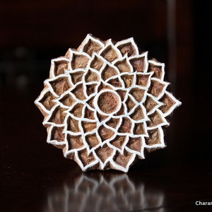 Bloque de impresión de madera tallado a mano de la India: chakra de la corona/motivo floral