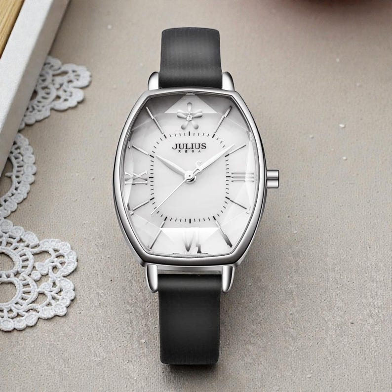 Sparkling Women’s Luxury Leather Watch Elegant Quartz Wristwatch for Ladies Romantic Fashion Analog Timepiece Gift for Her Daily Wear Black