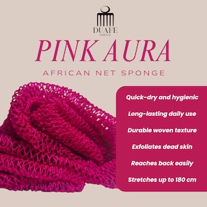 Może przedstawiać: Żywa różowa afrykańska gąbka siatkowa z tekstem "PINK AURA" i "AFRICAN NET SPONGE". Obraz podkreśla cechy gąbki: szybkoschnąca, trwała, trwała tkana tekstura, złuszcza martwy naskórek i rozciąga się do 180 cm.