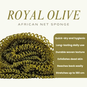 Może przedstawiać: Zbliżenie zielonej afrykańskiej gąbki siatkowej. U góry widnieje napis "ROYAL OLIVE" i "AFRICAN NET SPONGE". Dodatkowy tekst podkreśla cechy: szybkie schnięcie, długotrwałe użytkowanie, trwała tekstura, złuszcza, łatwo sięga pleców i rozciąga się do 180 cm.
