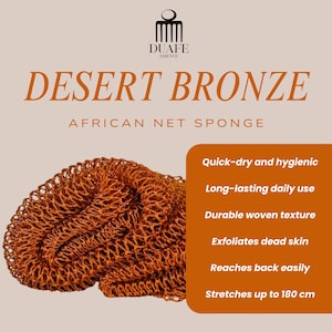 Może przedstawiać: Brązowa afrykańska gąbka siatkowa, oznaczona jako "Desert Bronze". Obraz zawiera tekst podkreślający cechy: szybkoschnąca, trwała, trwała tkana tekstura, złuszcza martwy naskórek i łatwo sięga do pleców. Rozciąga się do 180 cm.