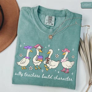 Camiseta Comfort Colors Silly Teacher Goose, Camiseta engraçada para professor, Camiseta de volta às aulas, Camiseta Silly Goose Teacher, Presente de agradecimento ao professor