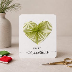 Modello di biglietto di auguri natalizio a forma di cuore con filo