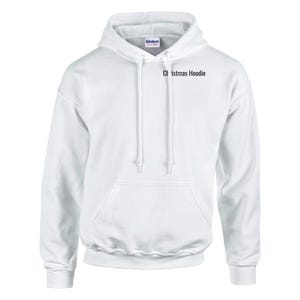 Könnte beinhalten: Ein weißer Kapuzenpullover mit einer Vordertasche und Kordelzug. Der Text "Christmas Hoodie" ist in Schwarz auf der oberen rechten Brustseite aufgedruckt. Der Pullover ist aus weichem Material.