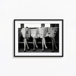 Kvinnor som läser tidning, svartvit väggkonst, vintagetryck, fotografitryck, fotokonsttryck i museikvalitet, feministiskt tryck