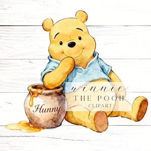 Op de afbeelding: Waterverfillustratie van Winnie de Poeh, een gele beer met een blauw shirt, zittend naast een honingpot met het woord "Hunny". De afbeelding bevat de tekst "Winnie the Pooh Clipart".
