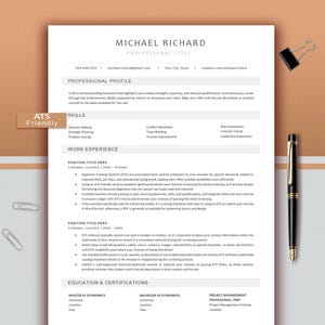Pode incluir: Um modelo de currículo profissional com o nome "Michael Richard" no topo. O currículo inclui seções para perfil profissional, habilidades, experiência de trabalho e educação. Uma caneta preta e um clip para pastas estão no lado direito, e dois clipes de papel prateados estão no lado esquerdo.