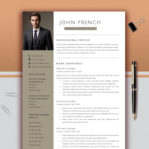 Peut inclure: Un modèle de CV professionnel avec une photo d'un homme en costume. Le CV comprend des sections pour le profil professionnel, l'expérience professionnelle, l'éducation et les compétences. Un stylo noir et des trombones sont sur le côté.
