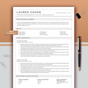Może przedstawiać: Profesjonalny szablon CV z imieniem i nazwiskiem "LAUREN COHAN" na górze. Dokument zawiera sekcje dotyczące podsumowania zawodowego, umiejętności, doświadczenia zawodowego i wykształcenia. Czarny długopis i spinacz do papieru znajdują się po prawej stronie. Mała naklejka "ATS Friendly" jest po lewej.