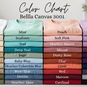 Może przedstawiać: Karta kolorów przedstawia stosy koszulek Bella Canvas 3001 w różnych kolorach. Opcje kolorów obejmują biały, naturalny, kremowy, beżowy, heather dust, miękki krem, piaskowy, kamienisty, oliwkowy i wojskowy.
