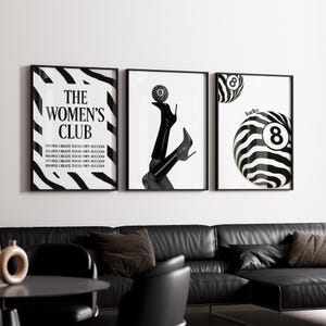 Może przedstawiać: Trzy oprawione czarno-białe wydruki artystyczne. Lewy wydruk głosi "THE WOMEN'S CLUB" z tekstem poniżej. Środkowy wydruk przedstawia buty na wysokim obcasie i pasiastą bilę bilardową. Prawy wydruk przedstawia pasiastą kulę 8 ze słowem "lucky".