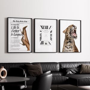 Op de afbeelding: Drie ingelijste kunstdrukken. De linkerprint toont de tekst "Life Is Better In Leopard" met de benen van een vrouw in luipaardprint hakken. De middelste print heeft een geometrisch ontwerp. De rechterprint toont een brullende luipaard.