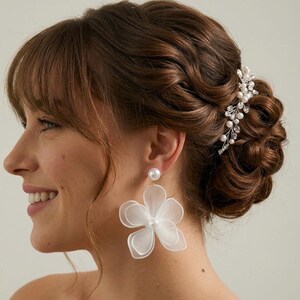 Pendientes colgantes de flores grandes con perlas de imitación de temperamento exagerado. Pendientes elegantes y modernos para bodas.