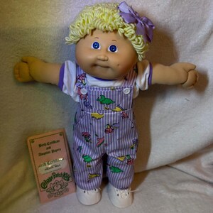 Muñeca Cabbage Patch Kids vintage de 40 cm con conjunto de overol de dinosaurio réplica personalizado y certificado de nacimiento / Cabello rubio de lana, ojos azules, CPK Girl
