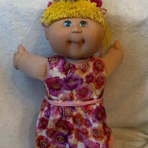 Vintage Cabbage Patch Kids meisjespop - Blond garenhaar, blauwe ogen, bloemenjurk
