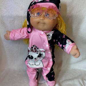 Poupée Cabbage Patch Kids édition limitée Toys R Us vintage 2001 - Cheveux en laine jaune, yeux bleus, tête moulée en forme de K, pyjama rose chaton