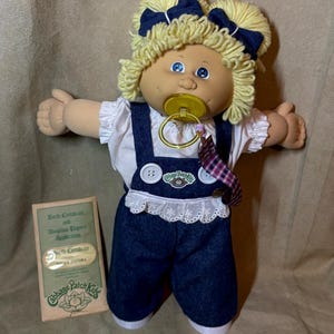 Vintage Cabbage Patch Kids Puppe aus den 80er Jahren mit Schnuller, blondes, gewelltes Haar, blaue Augen, Coleco-Ära CPK mit Geburtsurkunde
