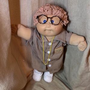 Muñeco Cabbage Patch Kids vintage de los años 80: cabello rubio champán y ojos azules, conjunto de lino moderno hecho a medida, gafas de carey.