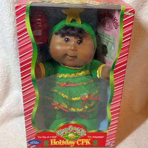 Cabbage Patch Kids Weihnachtspuppe von 2007, Outfit: Afroamerikanischer Weihnachtsbaum (neu in Originalverpackung)