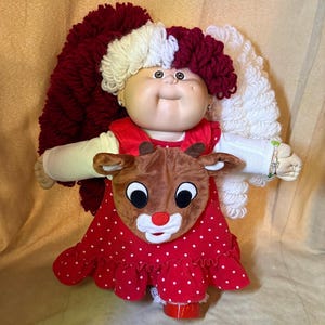 Op maat gemaakte kerstpop van Cabbage Patch Kid, met rood-wit gekleurd garenhaar, feestelijke jurk en slabbetje, unieke vintage Cabbage Patch Kid-pop.